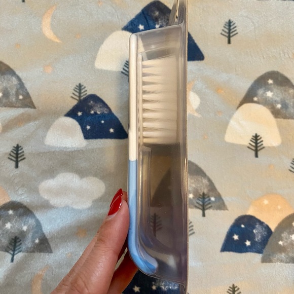 6 MONTH + BRUSH SET & SOOTHERS - Picture 7 of 8